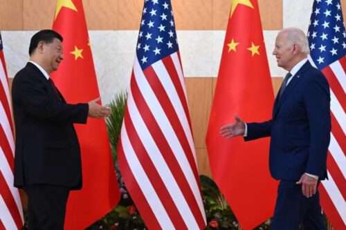 Líderes da Coréia do Norte e da Rússia se cumprimentando em uma cerimônia formal, com bandeiras de ambos os países ao fundo, simbolizando uma reunião diplomática importante.