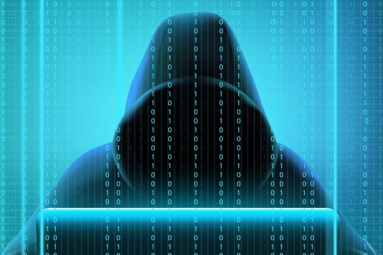 Imagem de uma silhueta de um hacker com o rosto escondido, cercado por código binário e elementos digitais, simbolizando cyber segurança e hacking.
