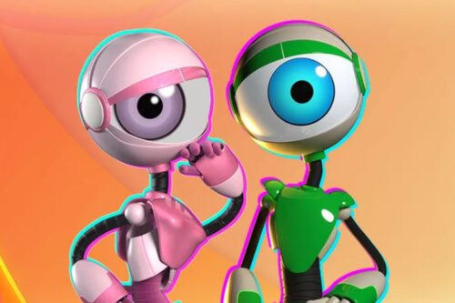 Robôs futuristas com olhos grandes em cores rosa e verde, em fundo de degradê alaranjado, representam tecnologia e inovação no universo digital.