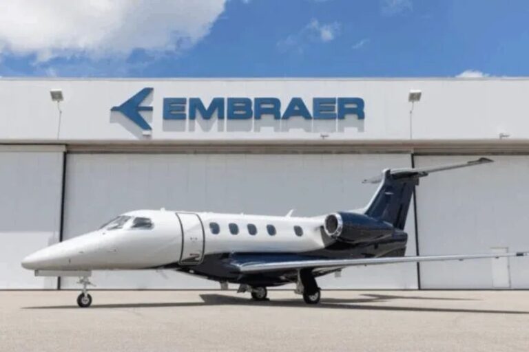 Imagem de um jato particular em frente à hangar da Embraer, fabricante brasileira de aeronaves, destacando inovação e tecnologia aeroespacial.