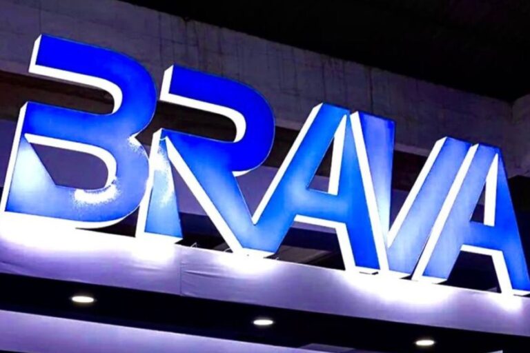 Letreiro luminoso com a palavra 'BRAVA' em letras azuis, iluminando o ambiente com efeito moderno e atraente