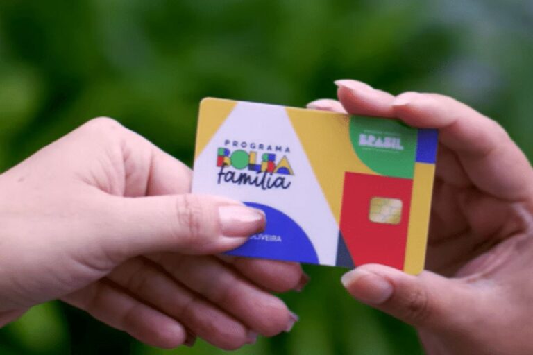 Pessoa trocando cartão do Programa Família, iniciativa social que promove inclusão e educação no Brasil com foco em comunidades vulneráveis.