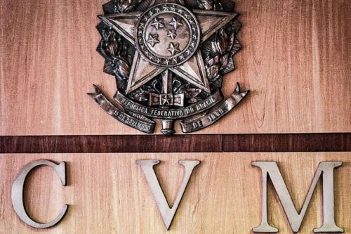 Imagem da sala de tribunal com o brasão da República Federativa do Brasil e letras C V M em destaque, simbolizando o contexto jurídico e judicial brasileiro.