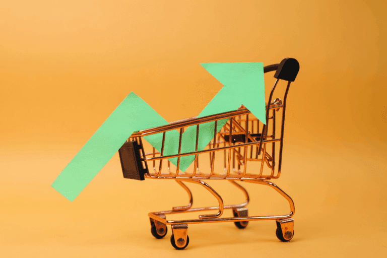 Carrinho de supermercado com uma seta verde apontando para cima, simbolizando o aumento de confiança do consumidor.