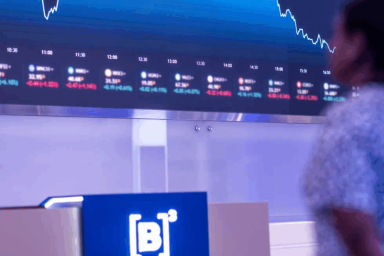 Tela de gráfico de ações com alta no mercado financeiro, exibindo dados e variações ao longo do dia, em um ambiente de investimentos.