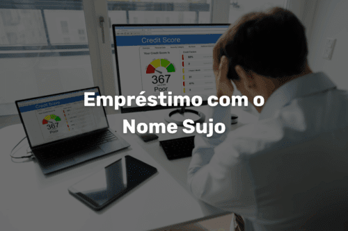 Pessoa analisando pontuação de crédito baixa no computador, indicando dificuldades financeiras.