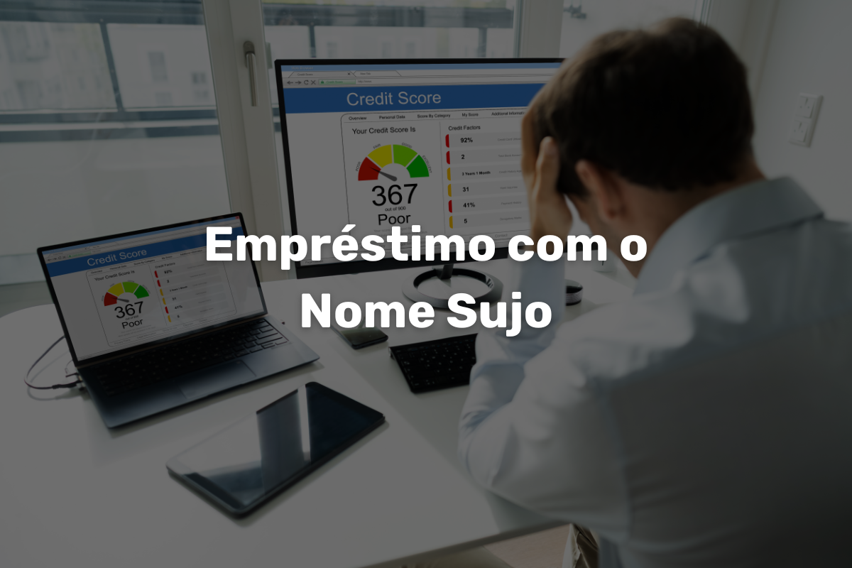 Pessoa analisando pontuação de crédito baixa no computador, indicando dificuldades financeiras.