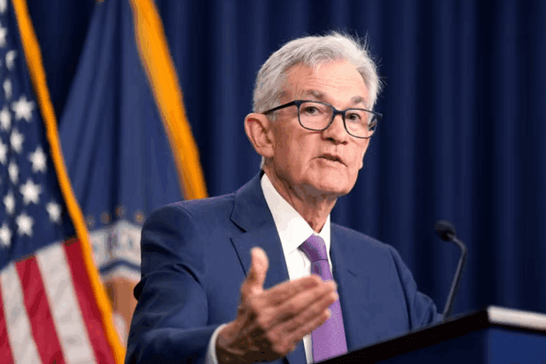 Jerome Powell, presidente do Federal Reserve (Fed, o banco central dos EUA), falando em uma reunião oficial, com bandeiras ao fundo