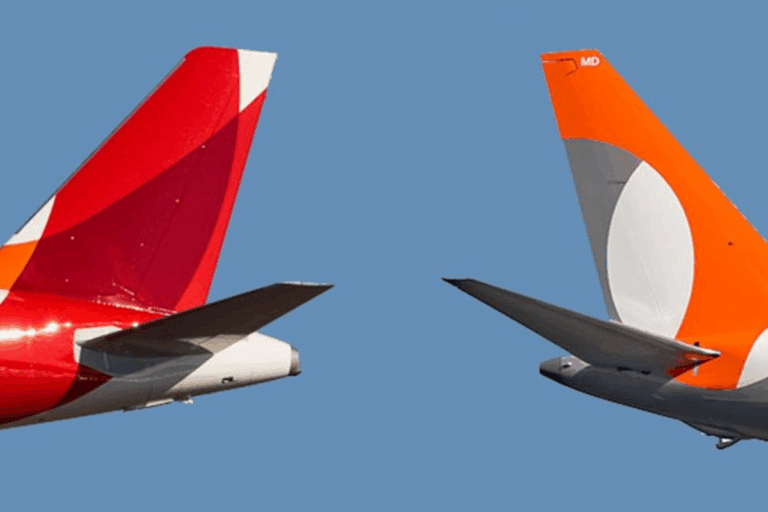 Duas aeronaves de companhias aéreas diferentes voando próximas uma da outra com caudas visíveis contra céu azul claro - imagem de aviação comercial.