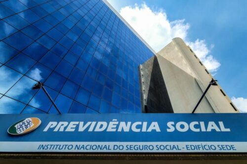 Edifício da Previdência Social no Brasil com fachada de vidro e sinalização em destaque, representando o Instituto Nacional do Seguro Social (INSS).
