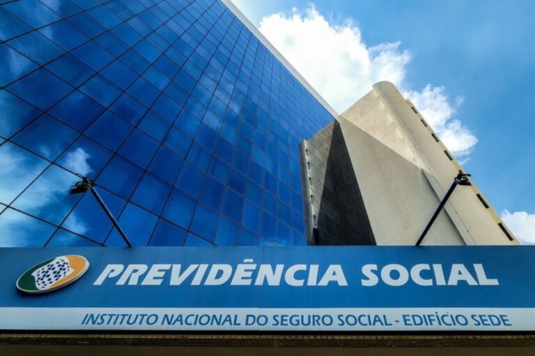 Edifício da Previdência Social no Brasil com fachada de vidro e sinalização em destaque, representando o Instituto Nacional do Seguro Social (INSS).