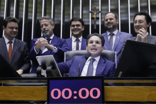 Deputados na Câmara comemorando a isensação do Imposto de Renda