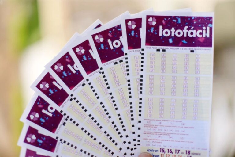 Conjunto de bilhetes de loteria com destaque para o título 'lotofácil' na parte superior, exibidos em uma sequência, prontos para apostas.