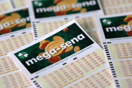 Vários bilhetes de loteria da Mega-Sena espalhados, destacando o logo em destaque. Imagem relacionada às apostas na loteria brasileira Mega-Sena.