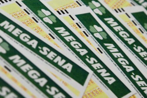 Caderneta de apostas da Mega-Sena em destaque, promovendo jogo responsável e consciente, com cores verde e amarelo, símbolos de sorte e esperança.