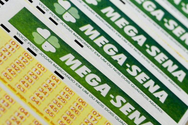 Apostas na Mega-Sena com várias apostas marcadas e números destacados em destaque em uma cartela de apostas, ideal para quem gosta de jogos de azar e loteria no Brasil.