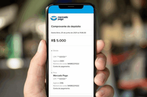 Imagem de uma pessoa segurando um celular exibindo um comprovante de depósito de R$ 5.000 pelo Mercado Pago