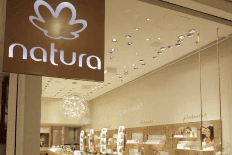 Loja da marca Natura com fachada moderna e interior bem iluminado, exibindo produtos de beleza e bem-estar.