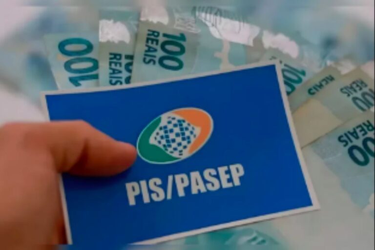 Imagem mostrando um cartão do programa PIS/PASEP com fundo de notas de 100 reais, simbolizando benefícios sociais no Brasil.