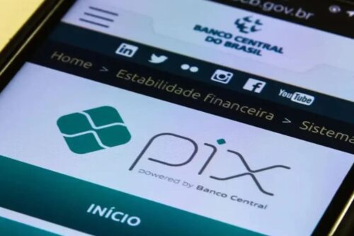 Imagem da tela de um smartphone exibindo o aplicativo Pix do Banco Central do Brasil, que facilita pagamentos e transferências financeiras digitais.