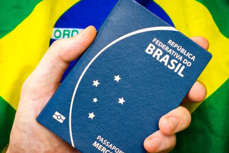 Pessoa segurando passaporte brasileiro com a bandeira do Brasil ao fundo, símbolo de identidade e cidadania.