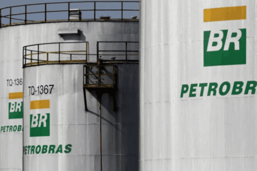 Tanques de armazenamento de petróleo da Petrobras com o logotipo da Petrobras visível na parte superior, utilizados para armazenamento de combustíveis no Brasil.