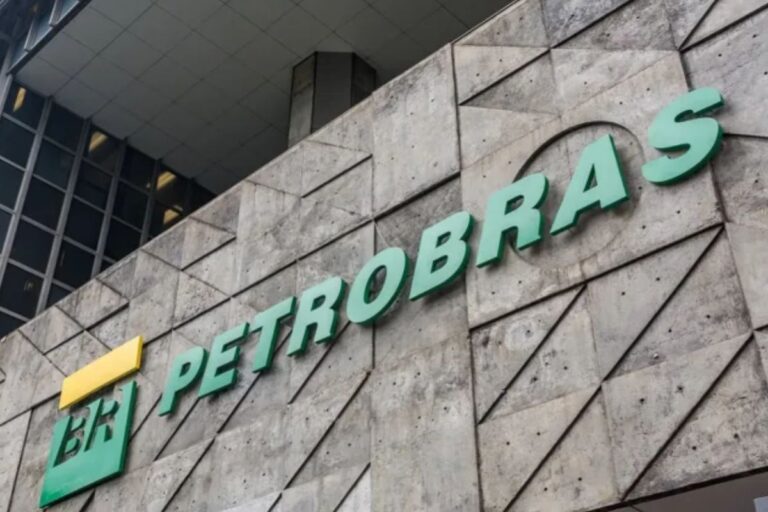 Fachada do edifício com o logo da Petrobras em destaque, apresentando uma estrutura moderna em concreto e vidro, localizado em uma área urbana.