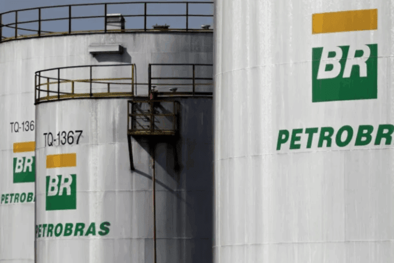 Tanques de armazenamento de petróleo da Petrobras com o logotipo da Petrobras visível na parte superior, utilizados para armazenamento de combustíveis no Brasil.