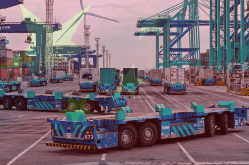 Foto do porto inteligente chinês, de Tianjin, sobreposto pela bandeira transparente da China