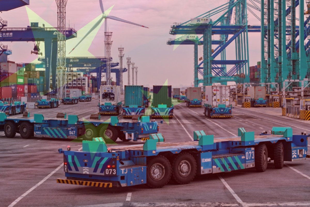 Foto do porto inteligente chinês, de Tianjin, sobreposto pela bandeira transparente da China