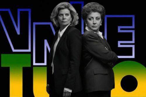 As duas gerações de Odete Roitman posam lado a lado em preto e branco contra um fundo totalmente preto. Atrás delas, um grande logotipo com as palavras 'Vale Tudo' em azul, verde e amarelo domina o fundo