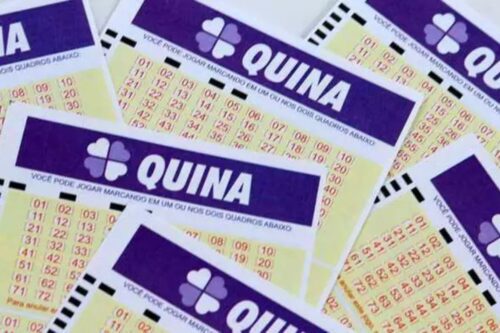 Imagem de apostas com loteria Quina, bilhetes de jogos e números de apostas, ideal para quem busca informações sobre sorteios e jogos de azar.