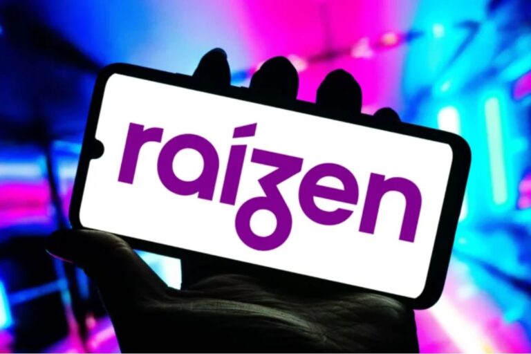 Imagem de um smartphone exibindo o logo da Raizen, empresa do setor de energia, com fundo iluminado em cores neon azuis e roxas.