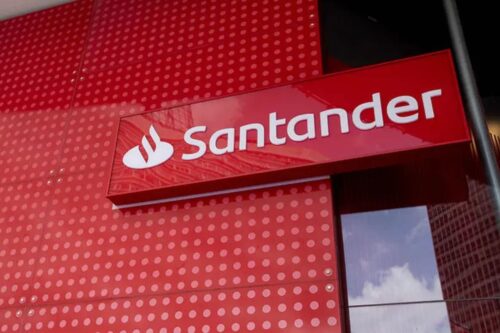 fachada de uma agência do banco Santander com o logo vermelho e branco