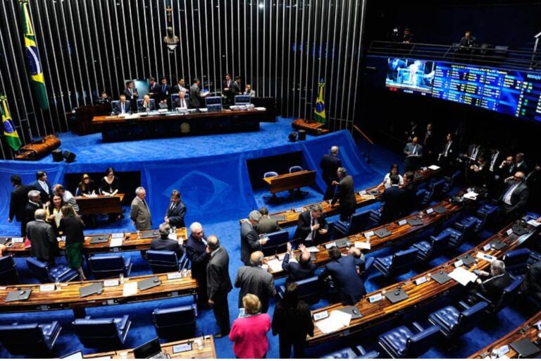 Cena de uma sessão do Congresso Nacional do Brasil, com parlamentares e deputados discutindo em plenário, evidenciando a importância do poder legislativo brasileiro.