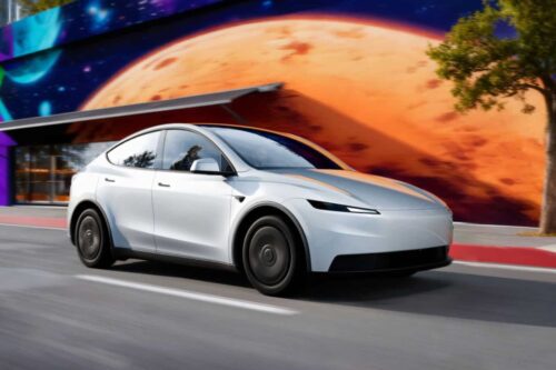 Tesla Model 3 branco em movimento na rua, com fundo de tela de projeção de planeta Terra, simbolizando inovação tecnológica e sustentabilidade.