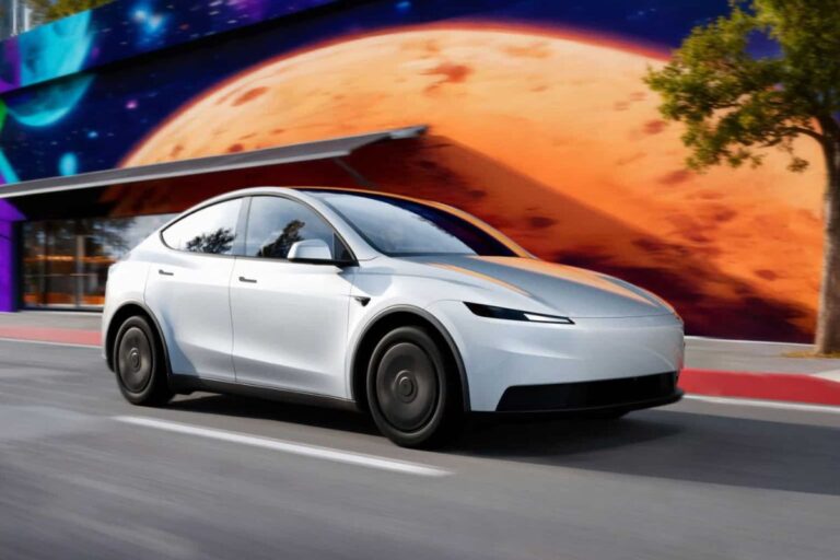 Tesla Model 3 branco em movimento na rua, com fundo de tela de projeção de planeta Terra, simbolizando inovação tecnológica e sustentabilidade.