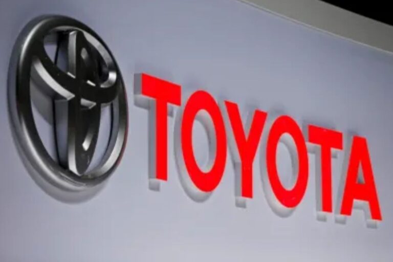 Logotipo da Toyota com símbolo e nome da marca em destaque.