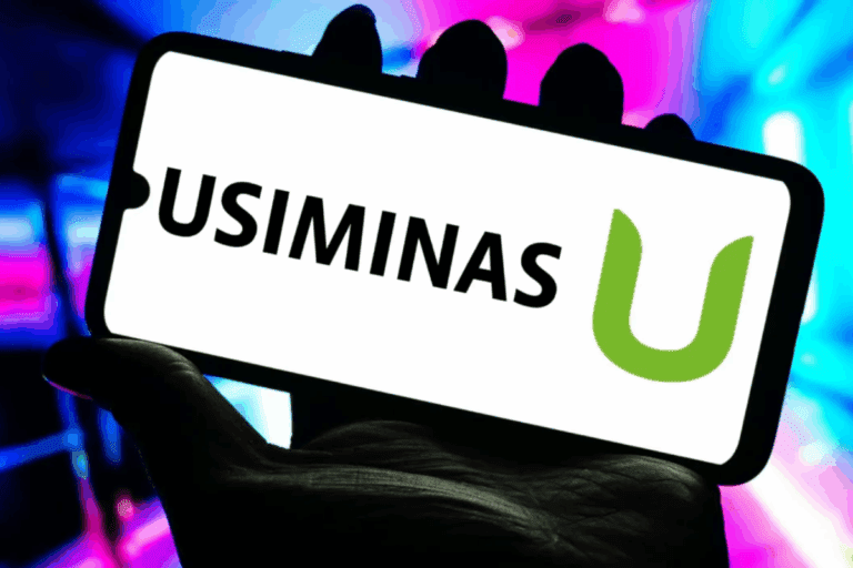 Imagem de um celular com a palavra 'Usiminas' e o logotipo da usina, destacando a presença da Usiminas no setor siderúrgico brasileiro.