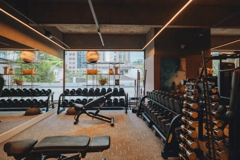 Ambiente sofisticado da SIX Sport Life, uma das academias de luxo no Brasil, com equipamentos modernos e design elegante.