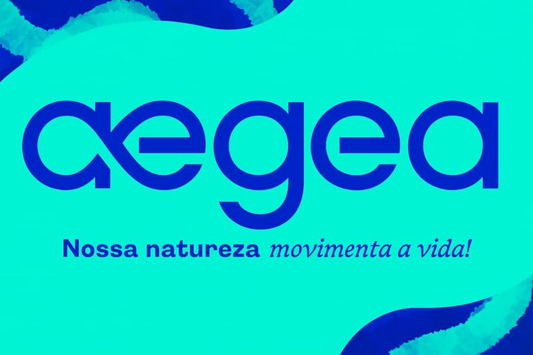 Logo da Aegea Saneamento em azul sobre fundo verde-água com o slogan “Nossa natureza movimenta a vida!”.