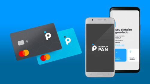 Cartões do Banco Pan e celulares com o aplicativo do banco abertos em telas de saldo e poupança, sobre fundo azul. A imagem destaca os serviços digitais e o app da instituição financeira cujo as ações na bolsa são BPAN4.