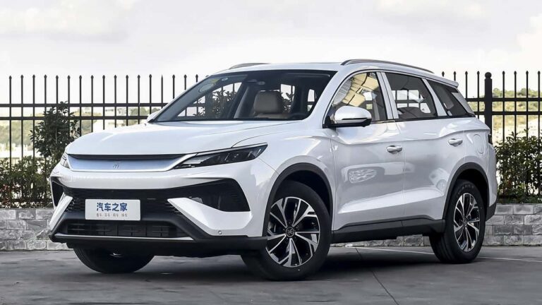 Imagem do BYD Song Pro 2026, SUV híbrido produzido no Brasil, em exibição com design atualizado e acabamento premium.