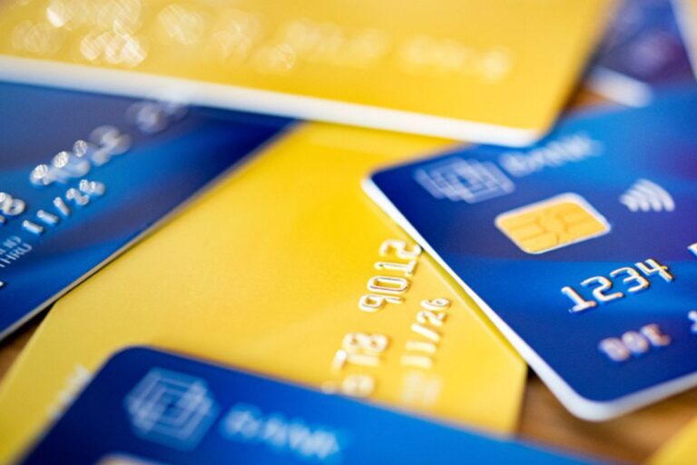 Cartões de crédito azul e amarelo. Ilustração para a matéria sobre MEI e o pagamento de com o cartão de crédito
