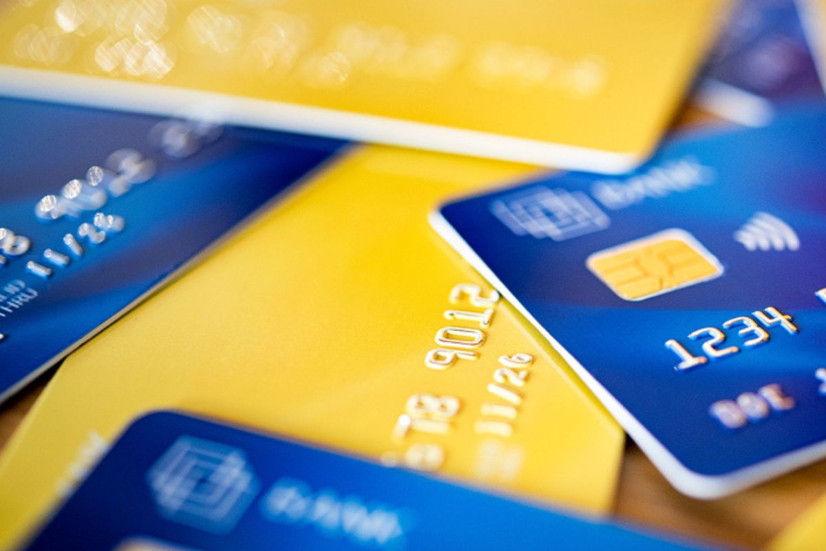Cartões de crédito azul e amarelo. Ilustração para a matéria sobre MEI e o pagamento de com o cartão de crédito