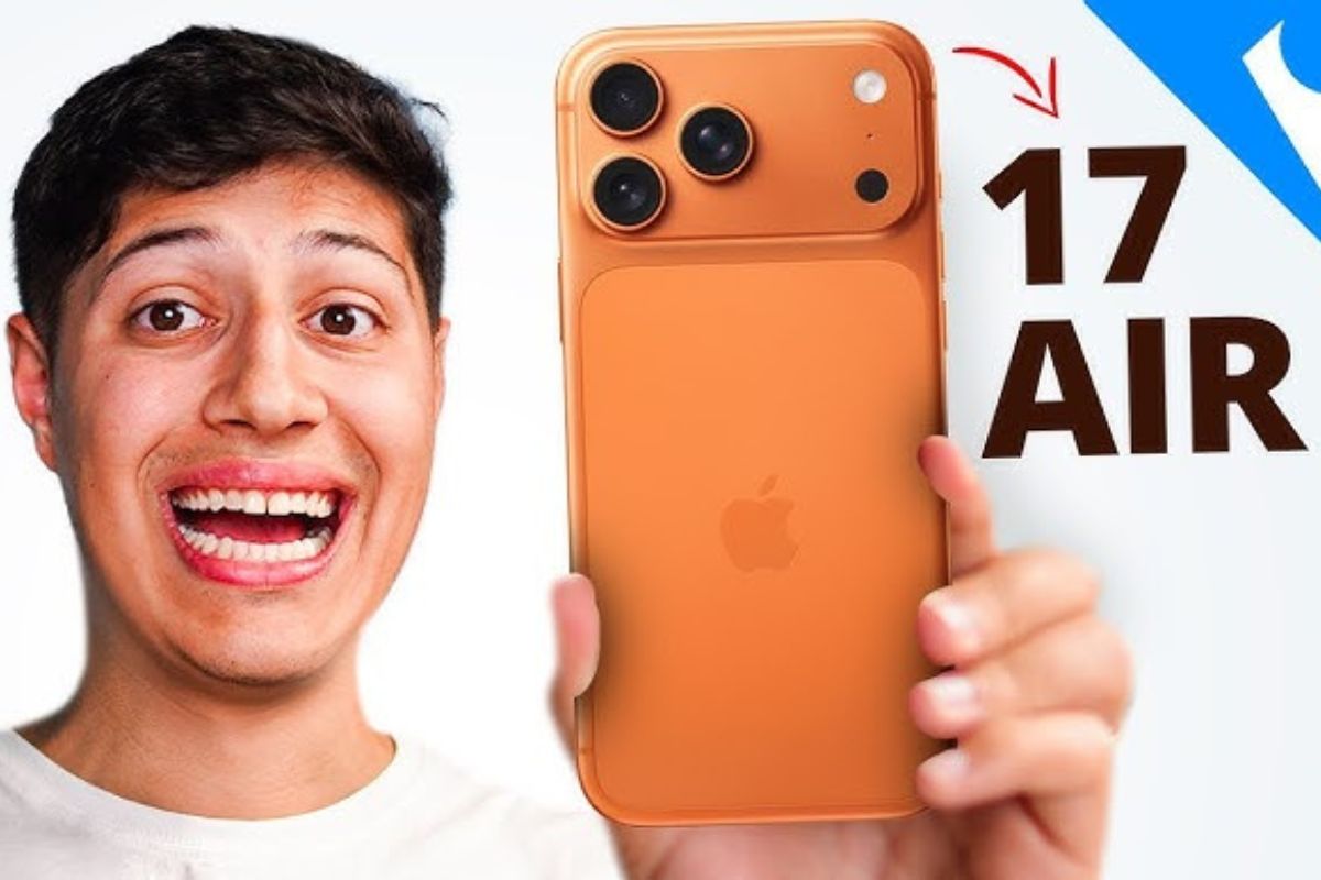 Influenciador segurando o novo iphone 17 air.