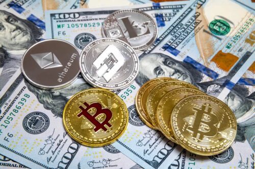 Moedas digitais sobre notas de dólar ilustrando criptomoedas para investir em outubro de 2025.