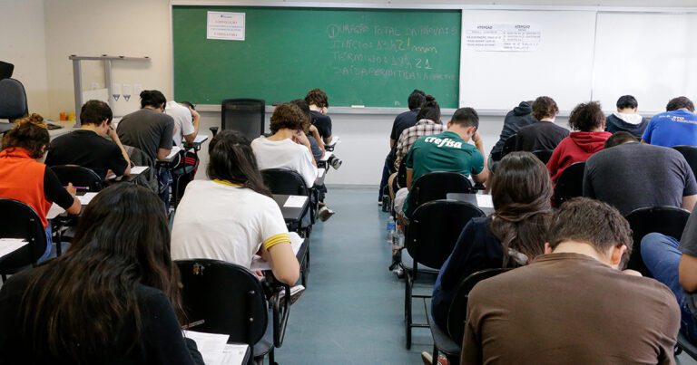Candidatos fazem prova da Fuvest em sala de aula na Universidade de São Paulo.
