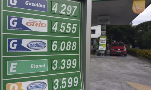 Posto da Petrobras em Brasília com placa de preços