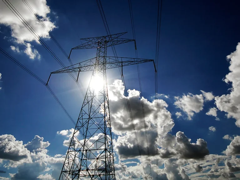 Torres de energia elétrica no Pará simbolizam o principal fator de alta no IPCA de setembro, segundo o IBGE.